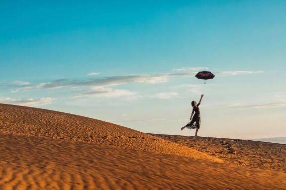 茶酒之间，品透世态炎凉——论人情凉薄与现实冷漠的精辟体悟